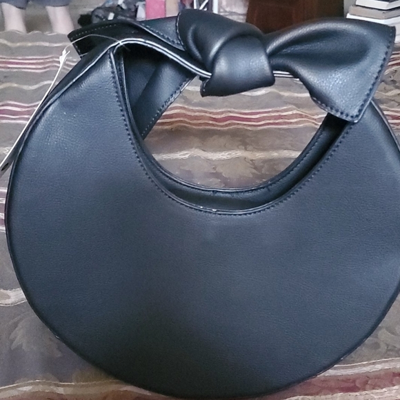 Bloomingdale's  black exclusive bow satchel dust cover two left five stars - Picture 7 of 7